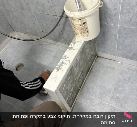 עבודת תיקון או התקנה בחדר אמבטיה עם אריחים